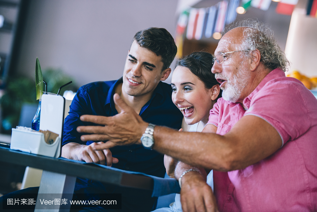 欢呼他们最喜爱的足球队