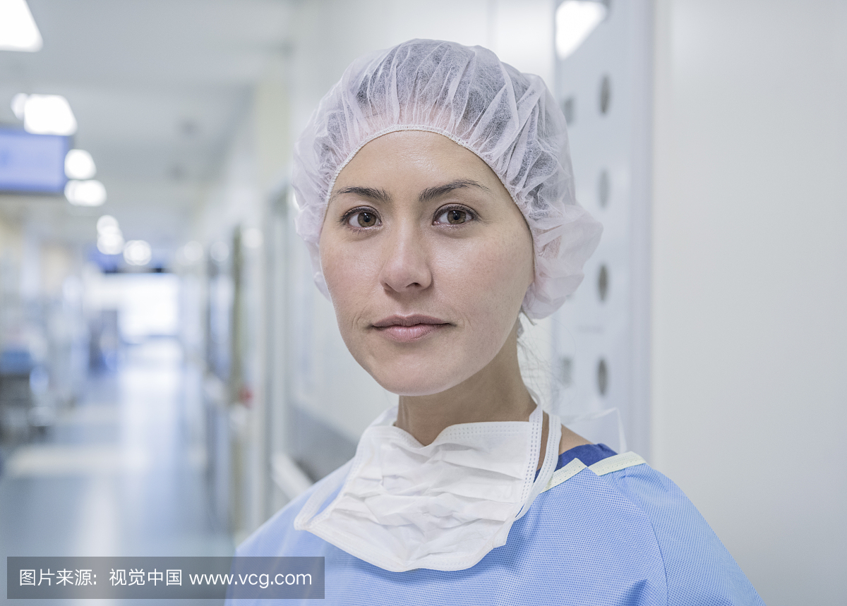 中国女外科医生在医院走廊穿戴手术帽