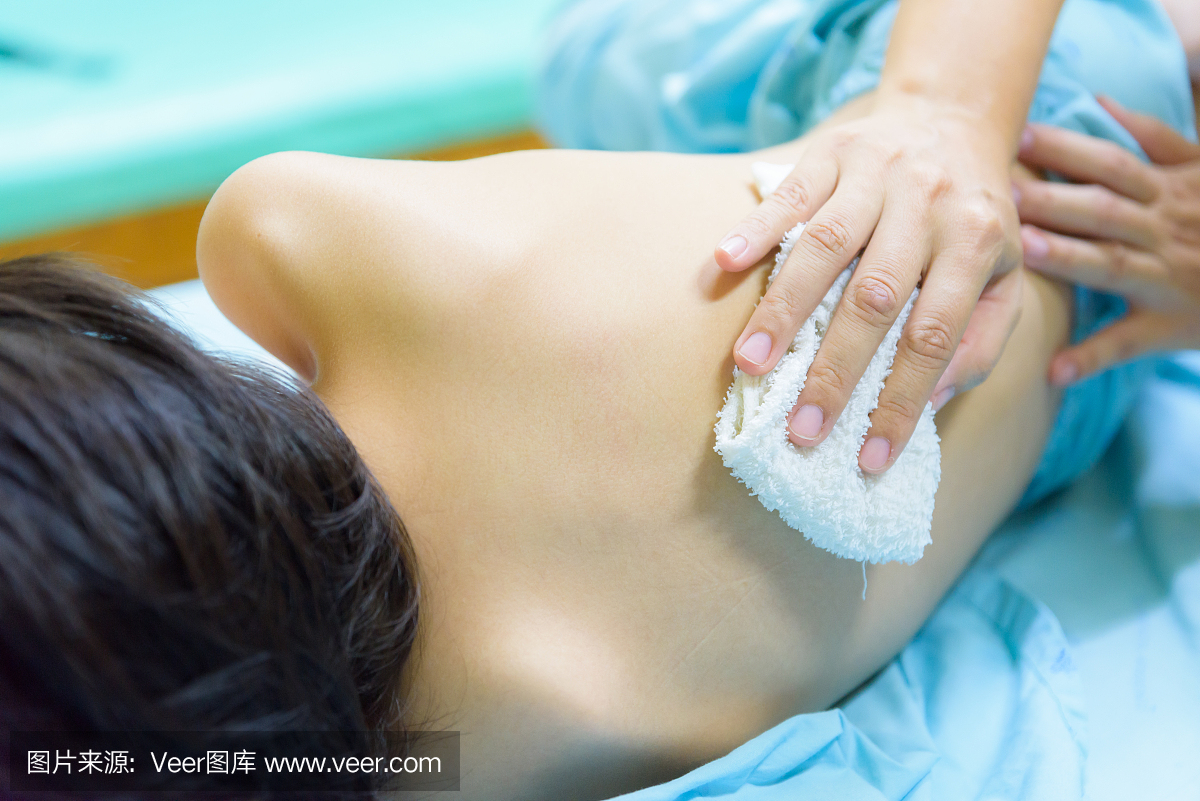 医院接受了。妈妈用湿布擦身体,以减少发烧和