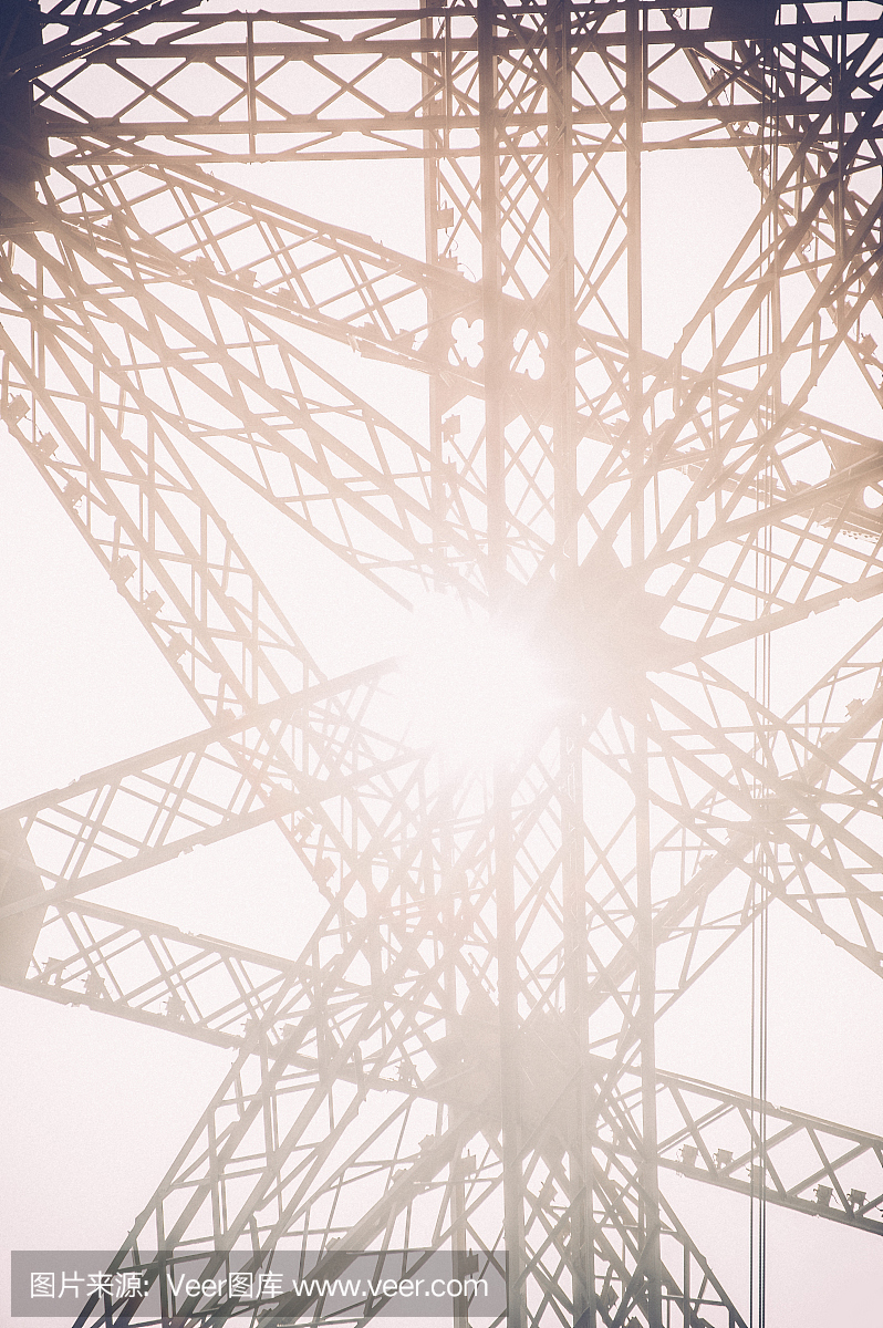 抽象艾菲尔铁塔细节反对太阳
