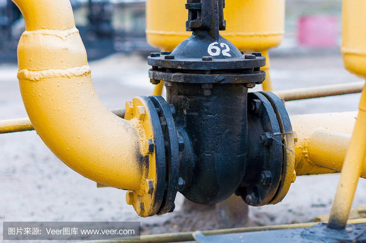 管道系统配有压力调节阀,工业设备,室内