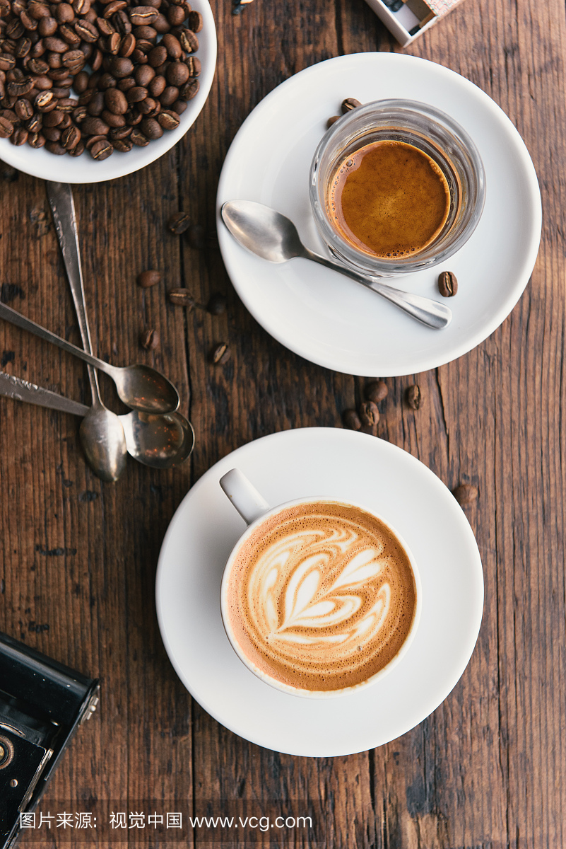 咖啡桌上咖啡和咖啡豆的顶视图