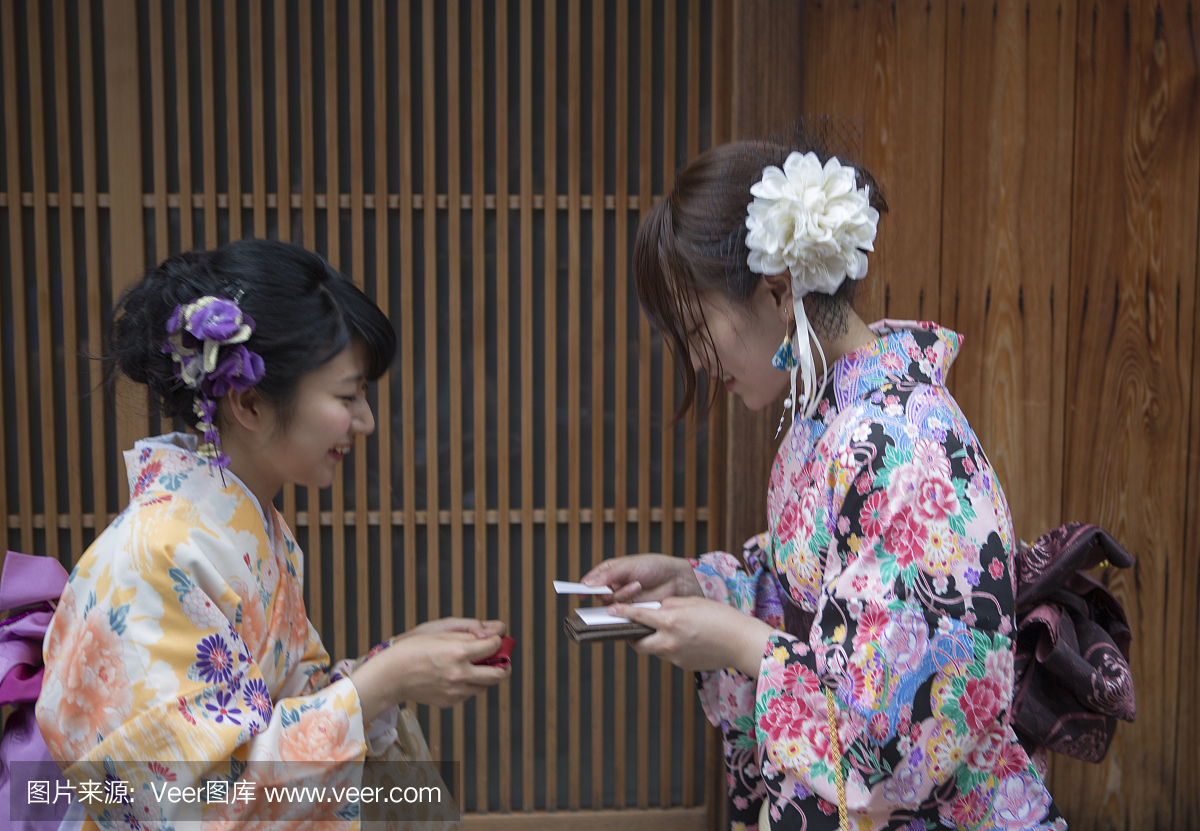 女孩穿着传统的和服服装交换地址京都日本