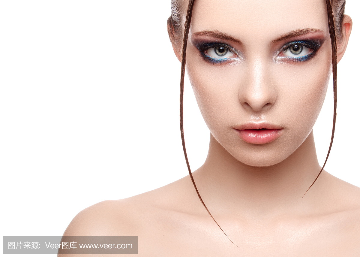 关闭了模型与迷人的化妆,她脸上和身体,高级时