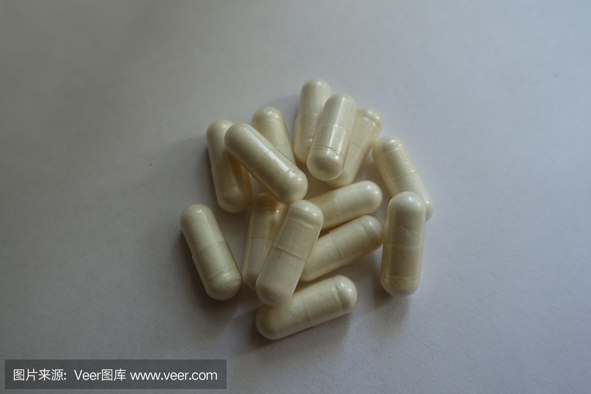 左旋肉碱膳食补充剂胶囊在中性背景