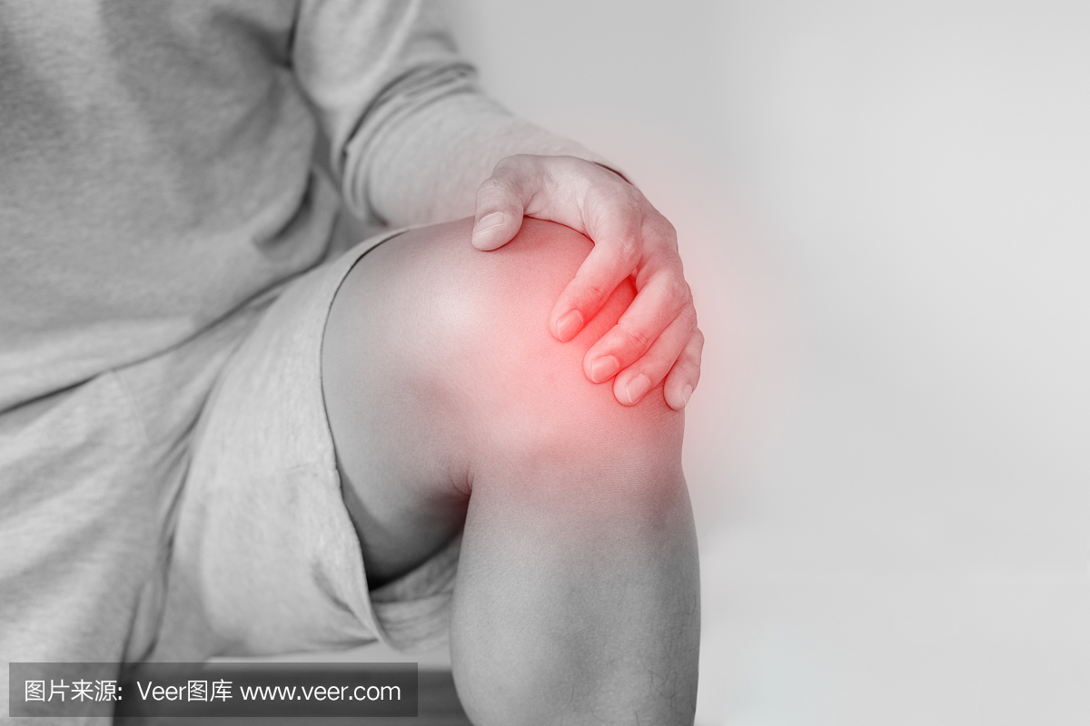 一名男子接触膝盖,并患有膝盖疼痛