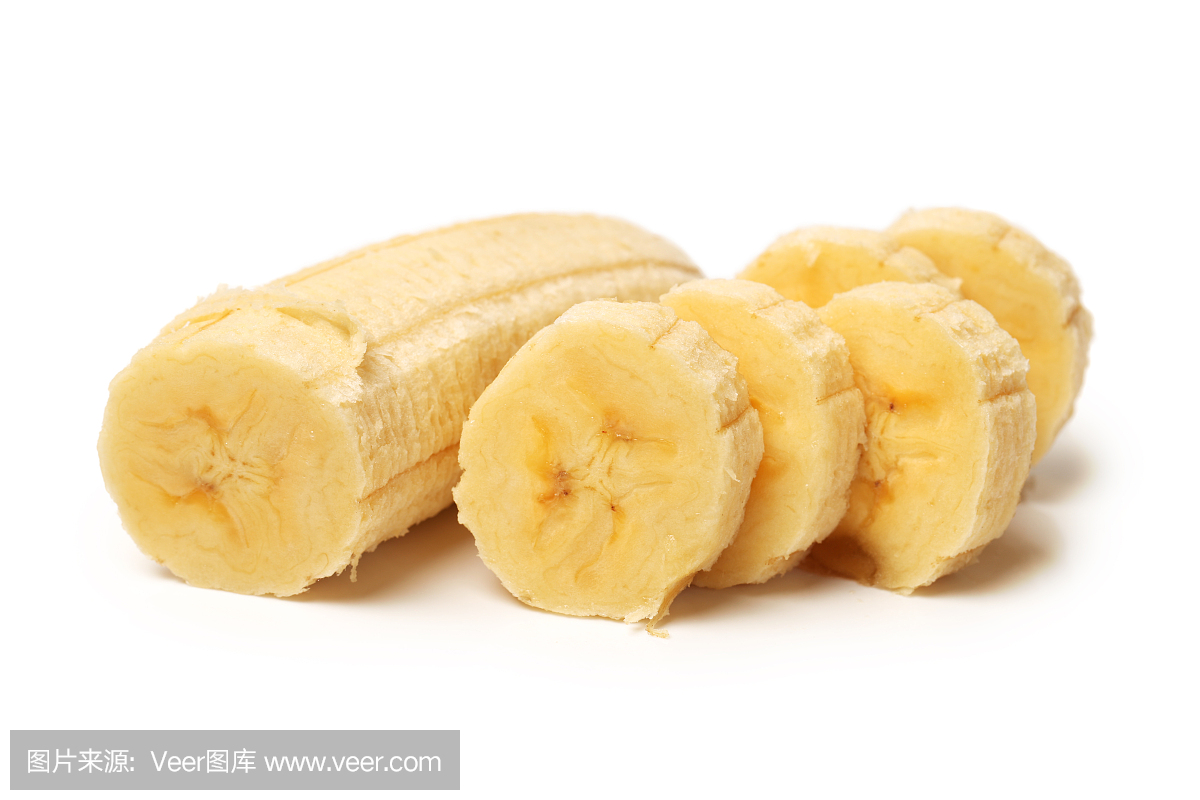 香蕉与被剥离的香蕉切片在白色背景上