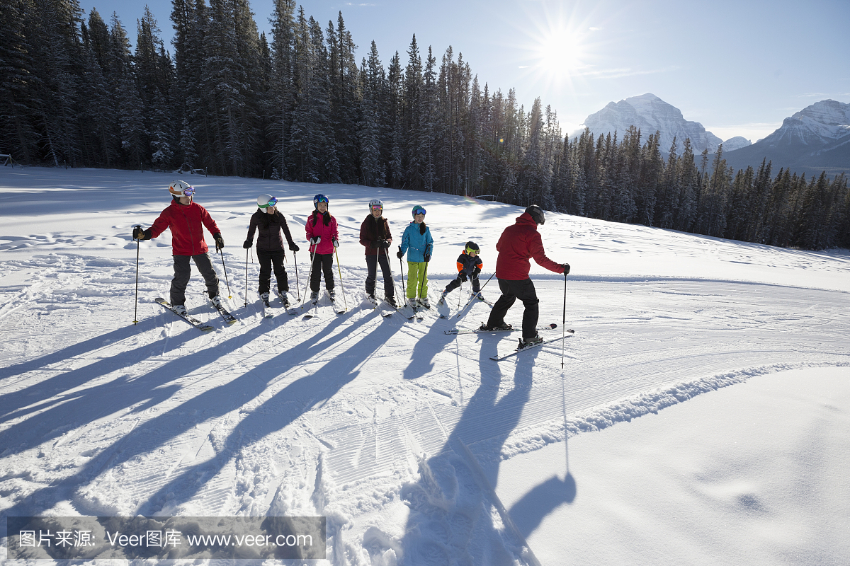 家庭从滑雪胜地教练接受组滑雪课