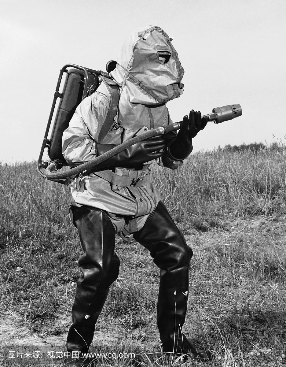 穿防火服的消防员站在田野里