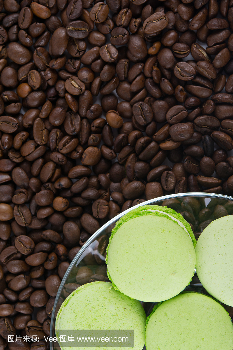 在咖啡豆的背景说谎苹果味道曲奇饼,macaron