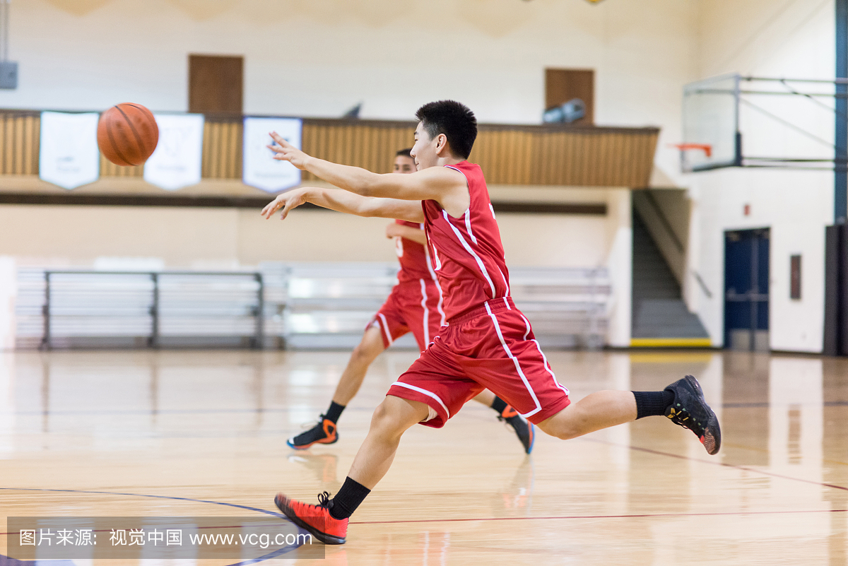 男孩高中篮球比赛
