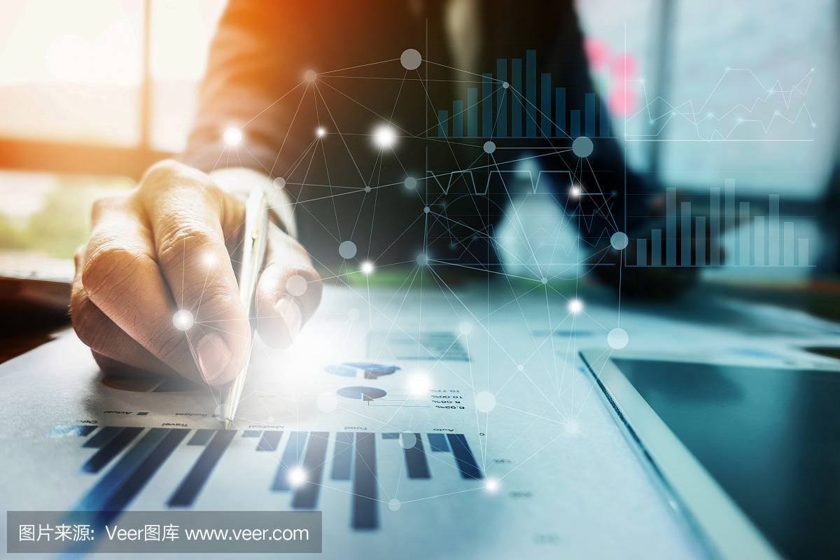 关闭商人手拿着钢笔,指着金融文书工作与金融