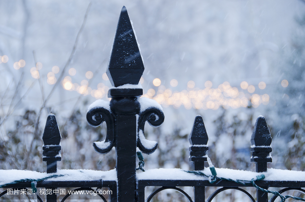 美国纽约州纽约市,古色古香的栅栏被雪覆盖