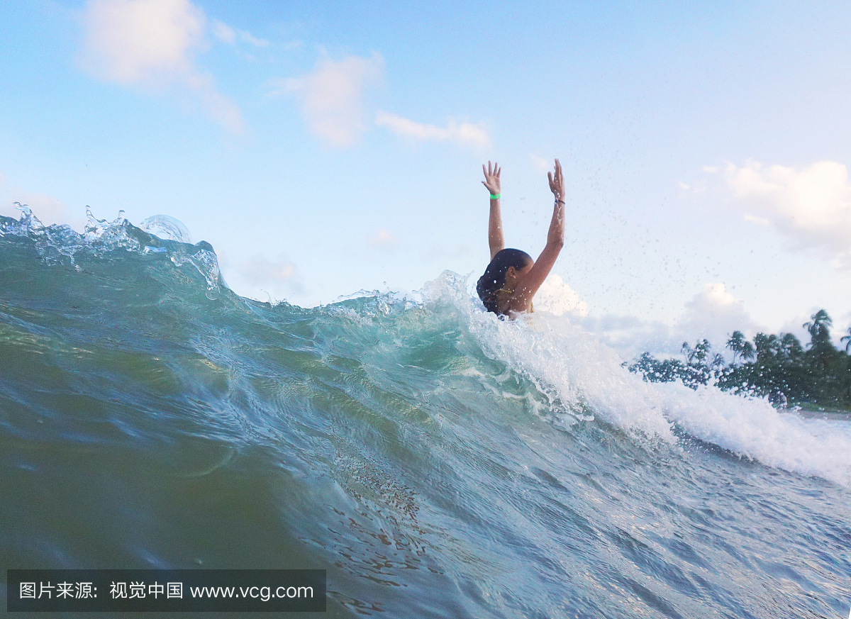 女孩玩在海洋冲浪,橙县,加利福尼亚州,美国,美国