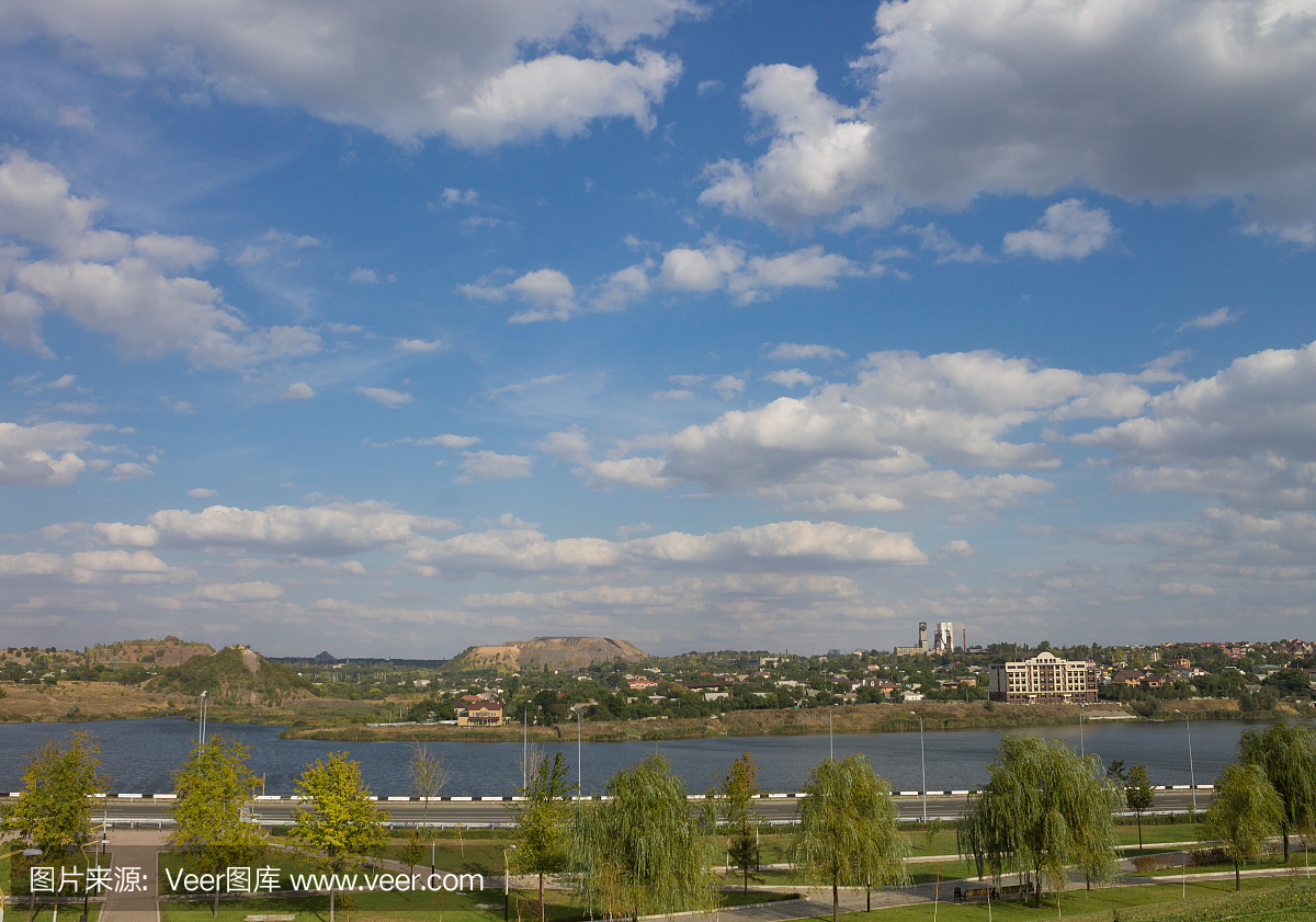 河和城市顿涅茨克的全景