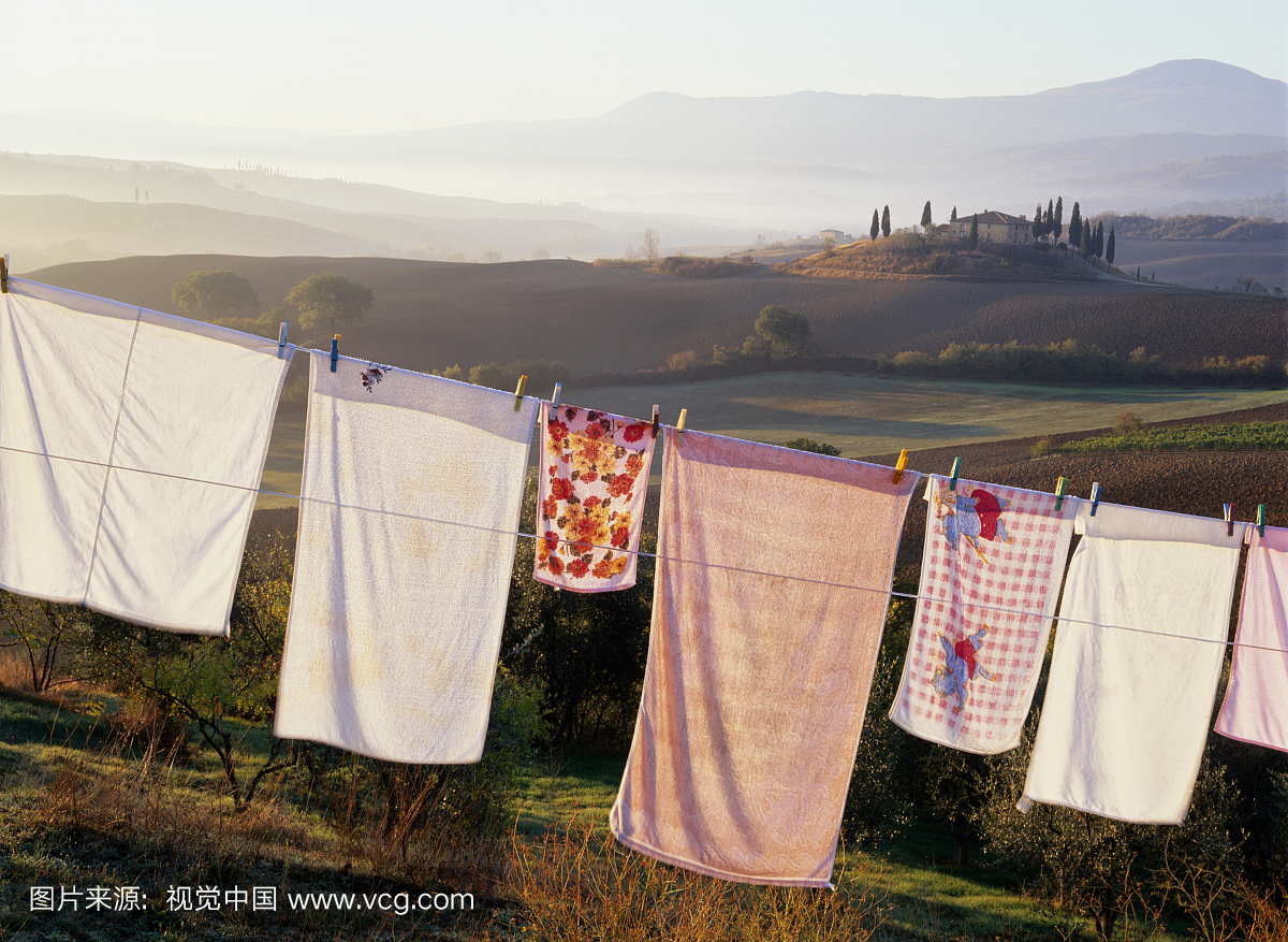意大利,托斯卡纳,锡耶纳乡村,洗衣服挂在晾衣绳