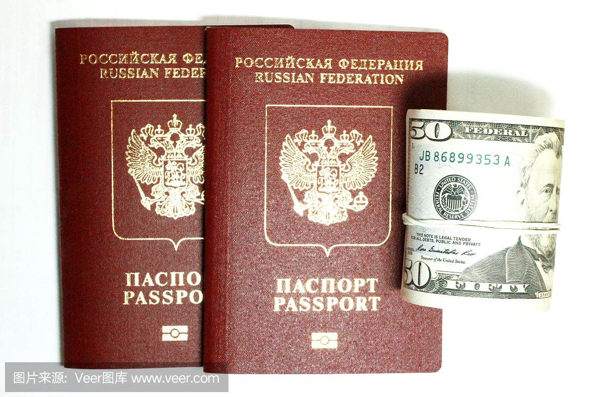 俄罗斯护照和美元美国隔离在白色背景