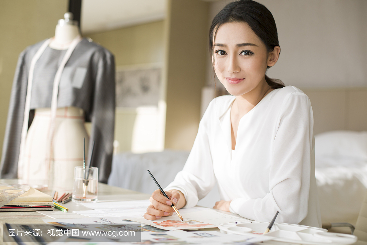 服装设计师画草图