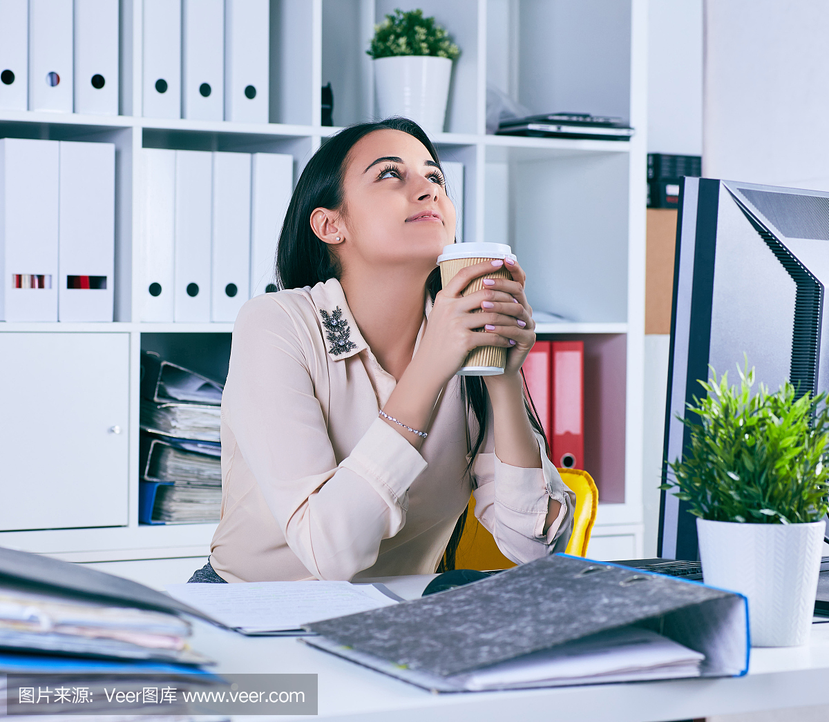 很多工作都在等着韩国人用咖啡做梦的女人。度