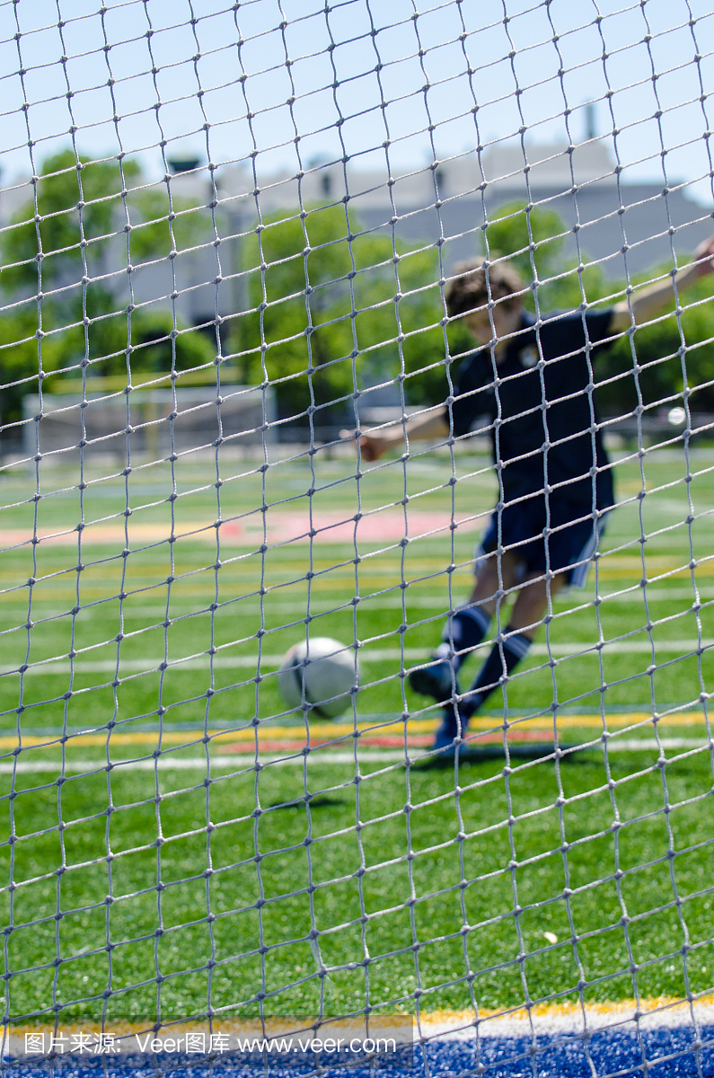 足球运动员踢球进球