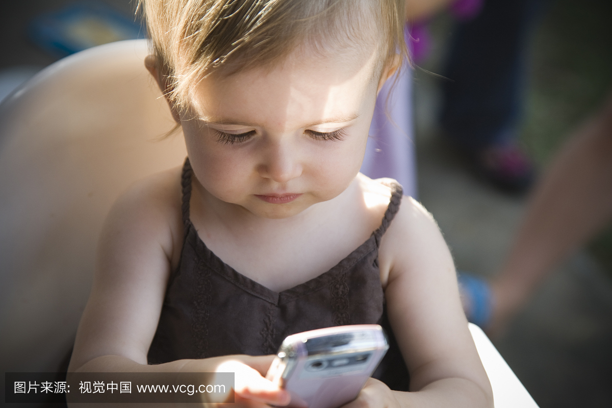 一岁宝宝研究一个手机\/ PDA