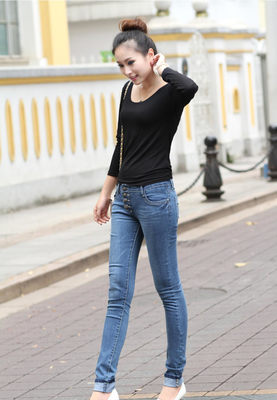 街拍牛仔超短裤美女