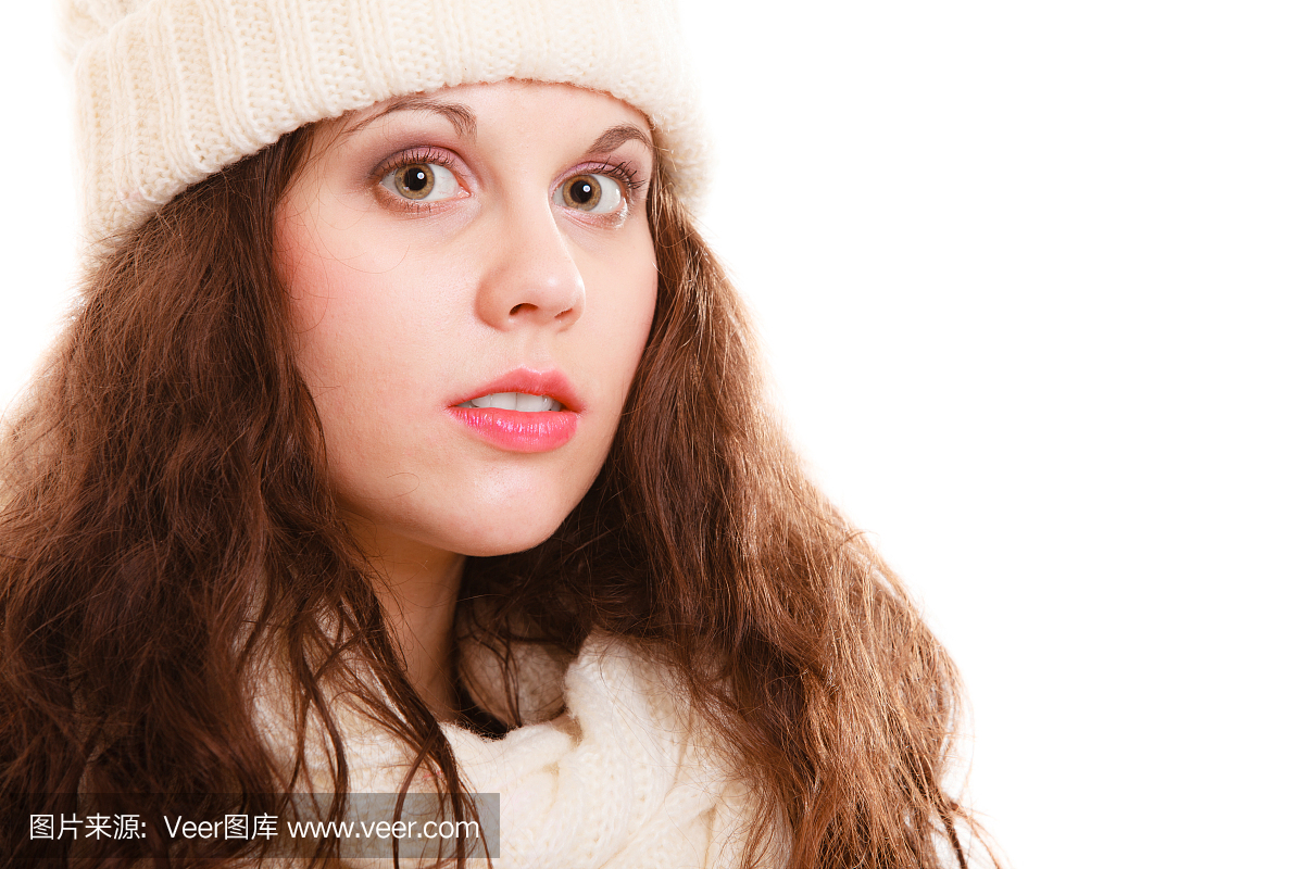 冬季时尚。肖像女孩在温暖的衣服帽子围巾
