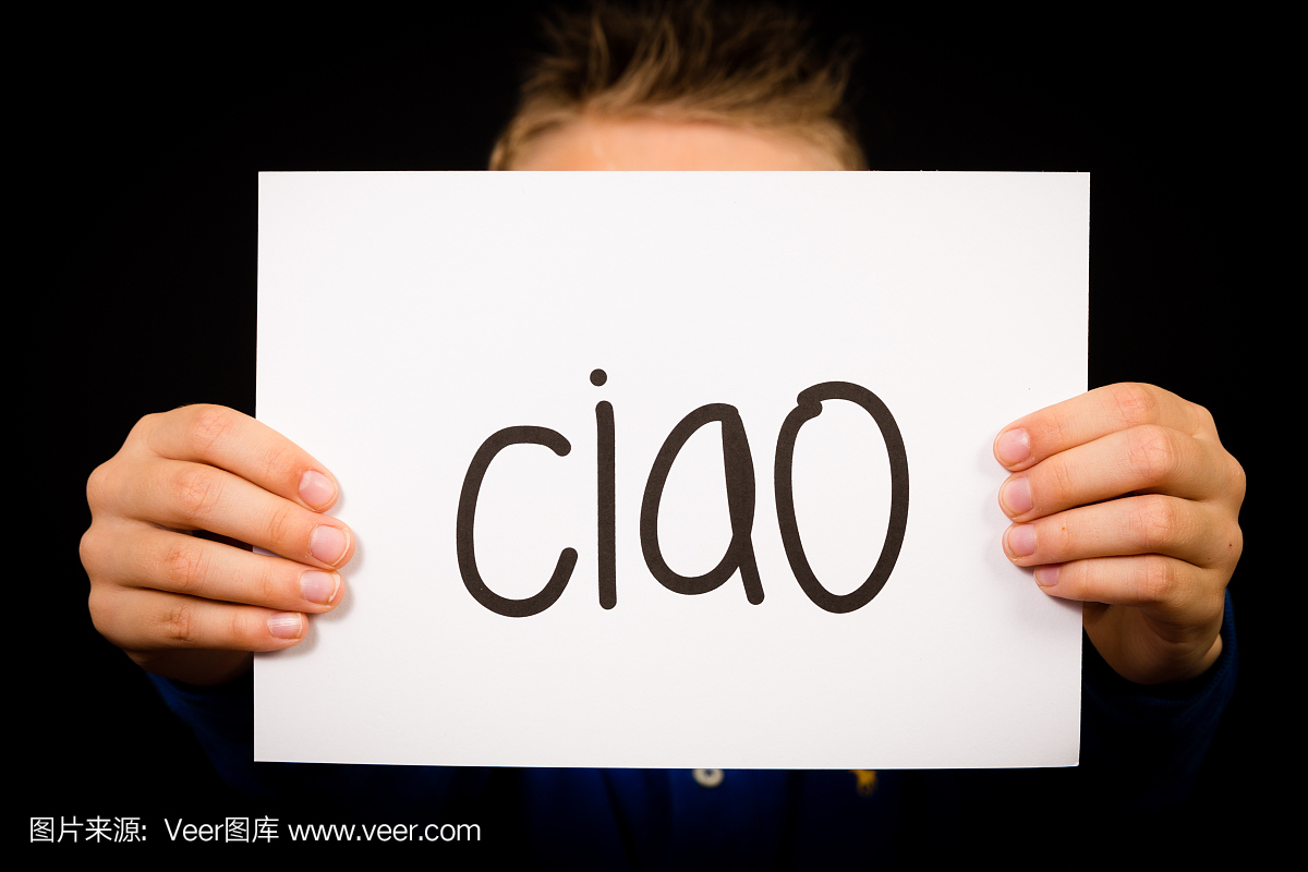 小孩抱着意大利语Ciao - 你好