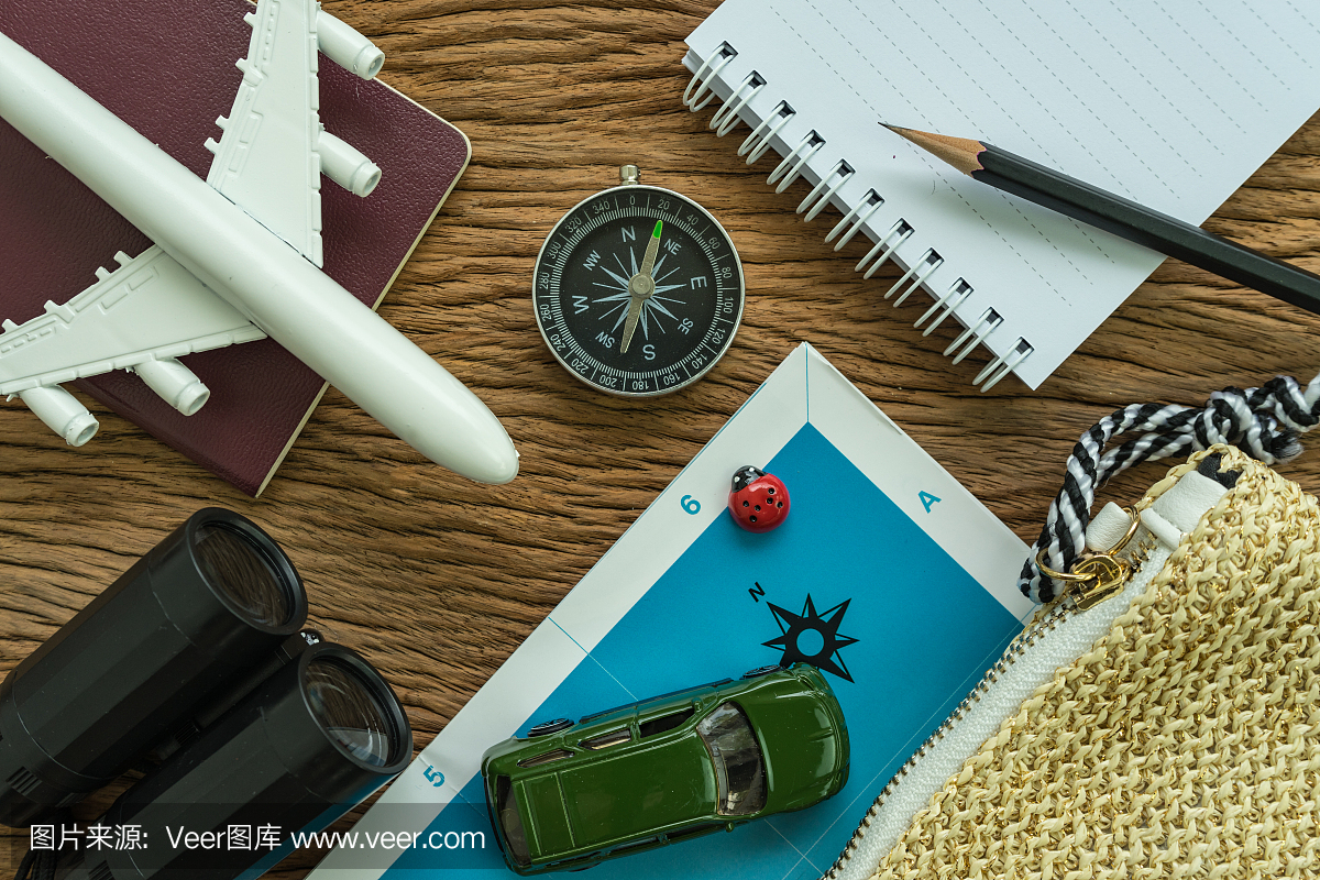 旅游计划概念与玩具飞机,护照,指南针,双筒望远
