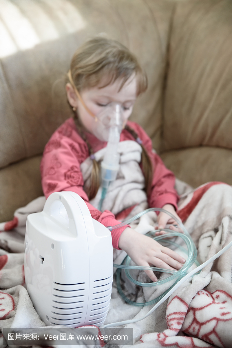 小女孩使用雾化器治疗流鼻涕,在家治疗