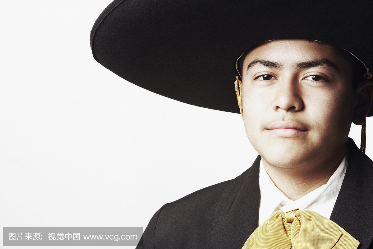 一个十几岁的男孩在传统服装的肖像