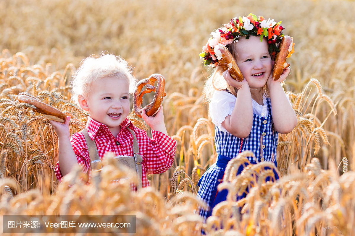 慕尼黑啤酒节期间在麦田的巴伐利亚服装的孩子