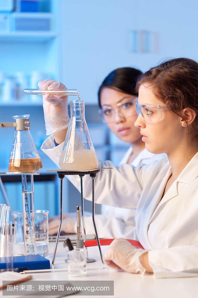 两位女科学生在化学教育实验室合作