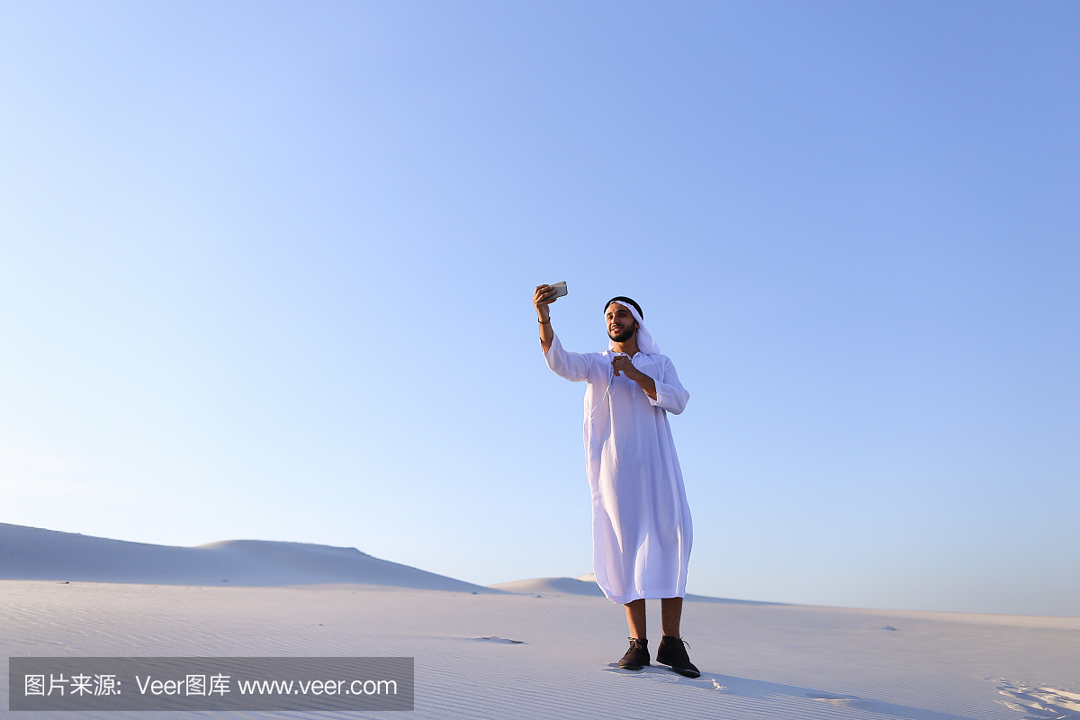 性格开朗的阿拉伯男性游客在Skype上通过手机