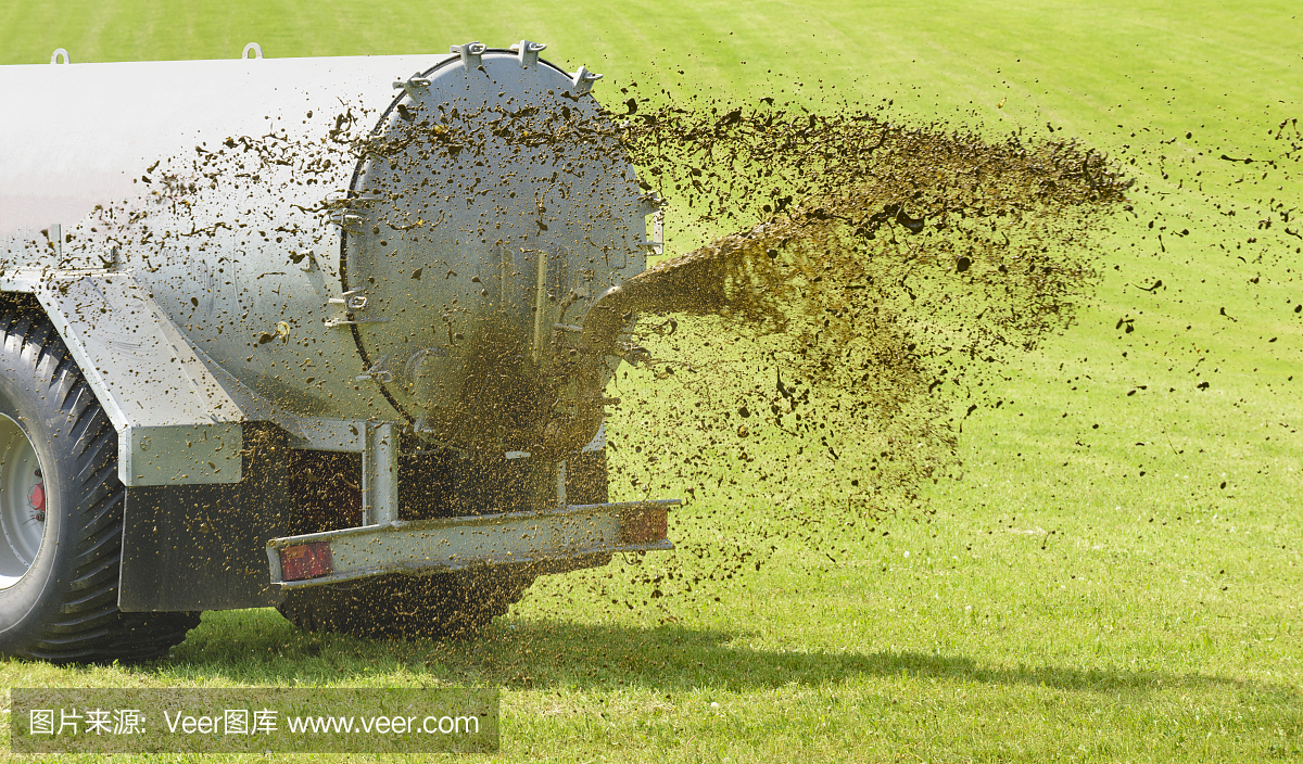 德国巴伐利亚州用拖拉机和液体肥料施肥
