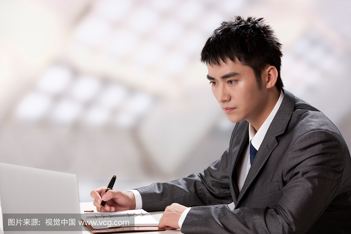 认真的,庄重,严厉,不苟言笑