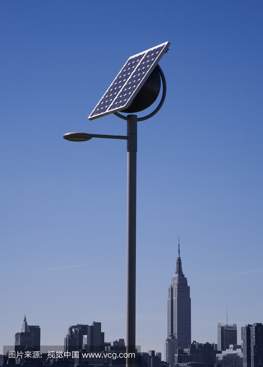 太阳能面板灯和曼哈顿天际线。