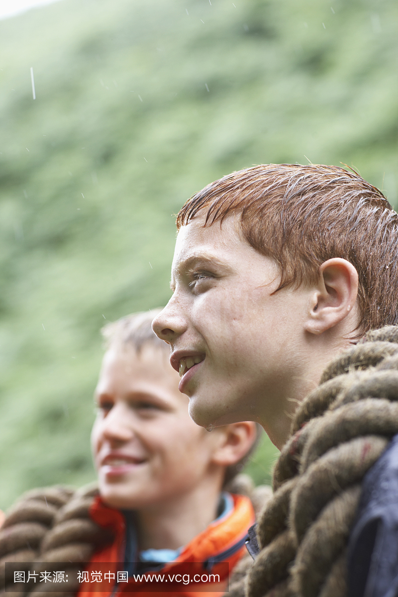 两个男孩(11-13岁)在户外微雨