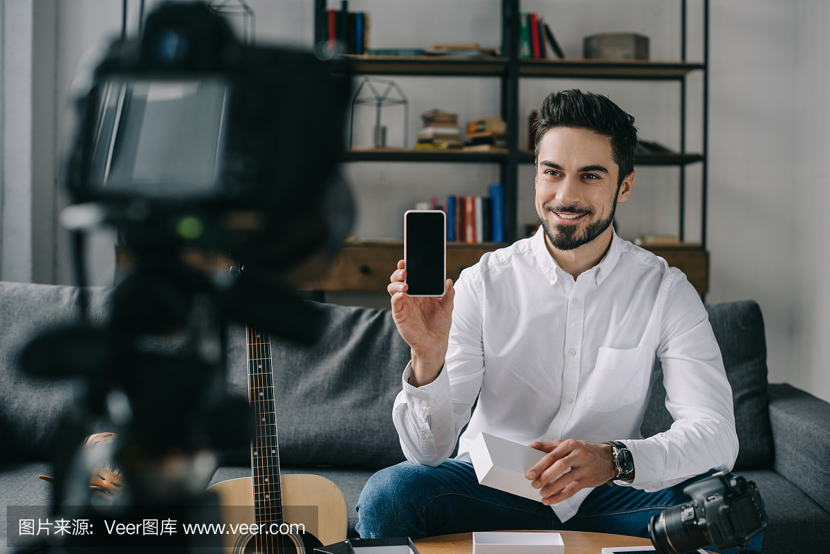 录制关于智能手机的新的vlog的微笑的技术blo