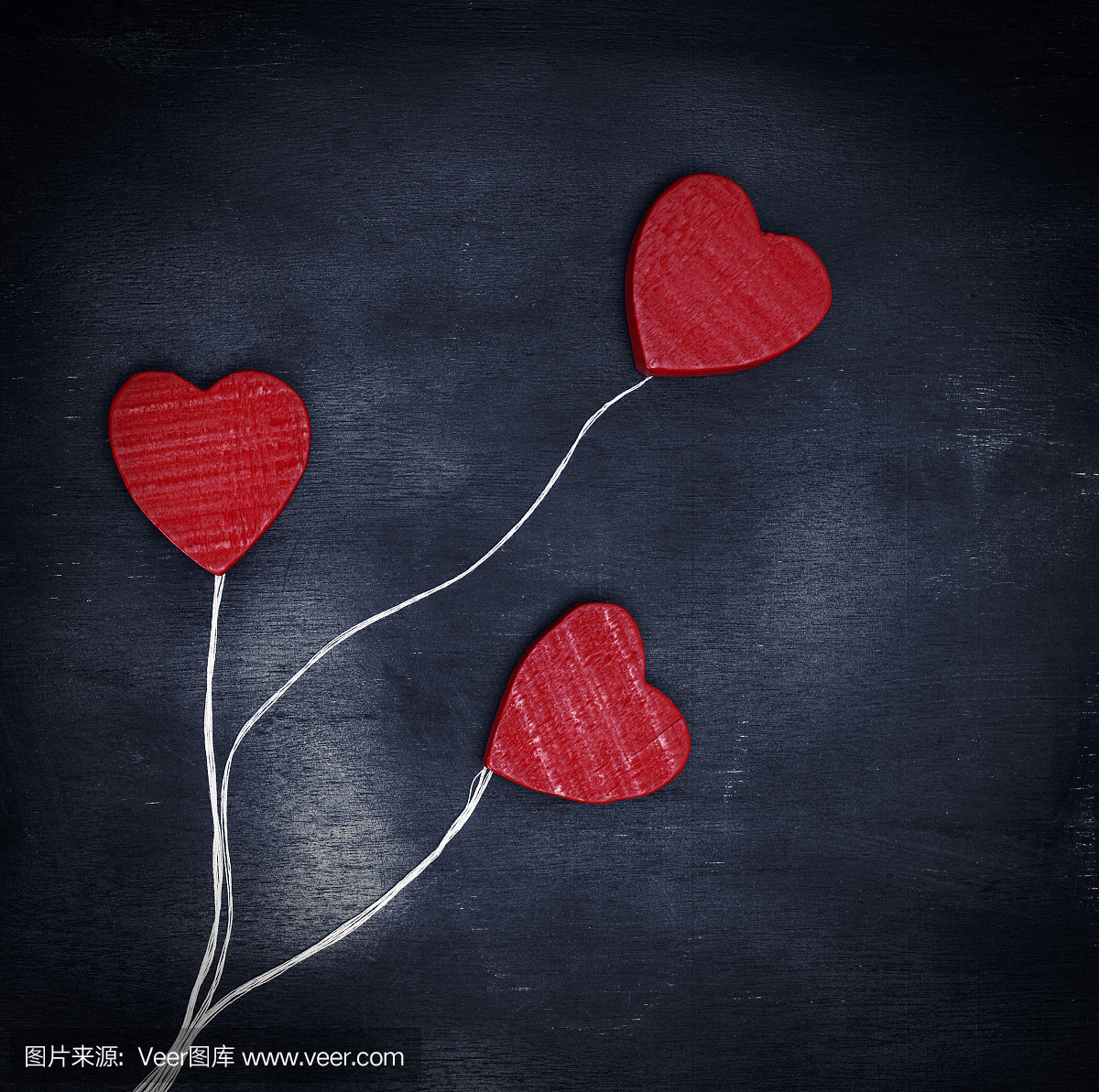 在一个白色字符串的三个红色木心脏