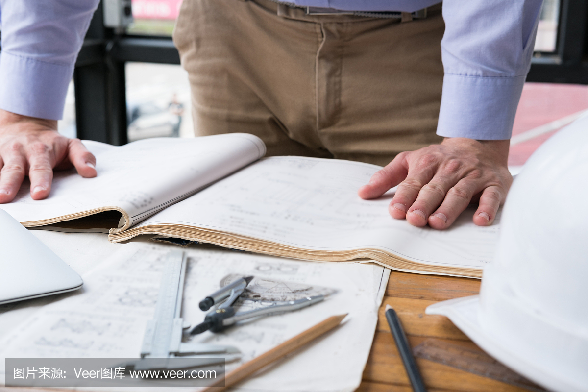 在建设计划工作的建筑师在办公室。工程师在工