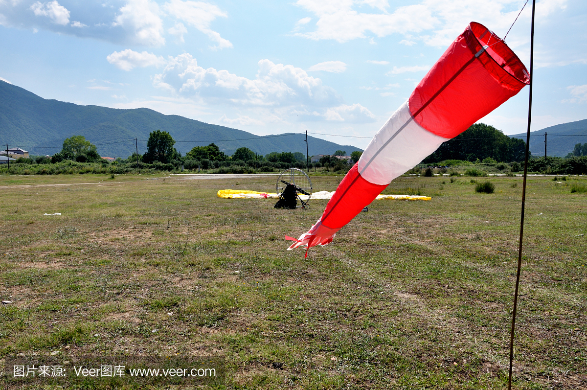 在一个机场的风向袋方向指示器风袜子