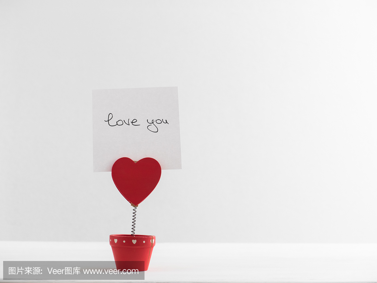 在一个美丽的持有人的便条纸