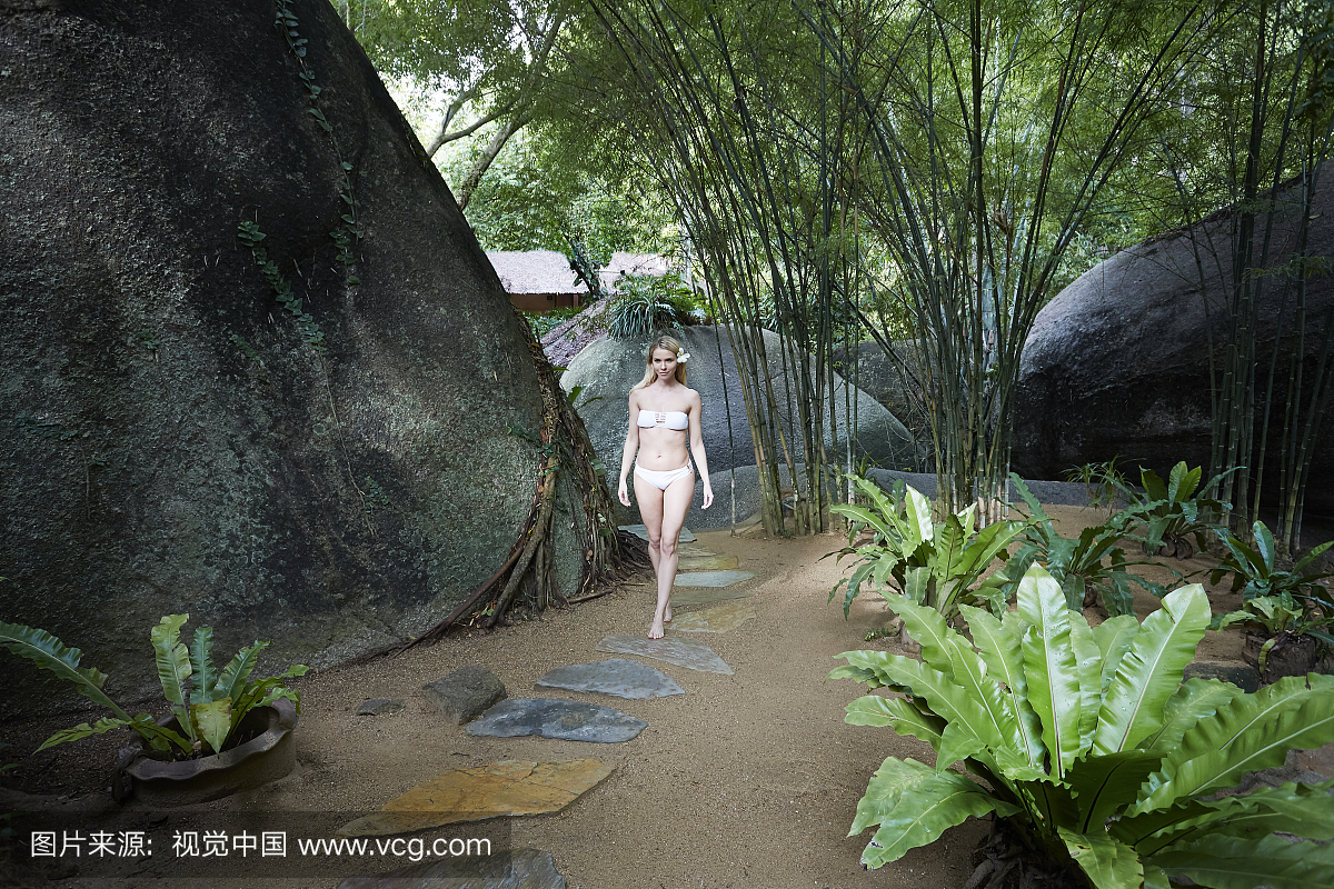 在泰国苏梅岛穿白色比基尼泳装的女人