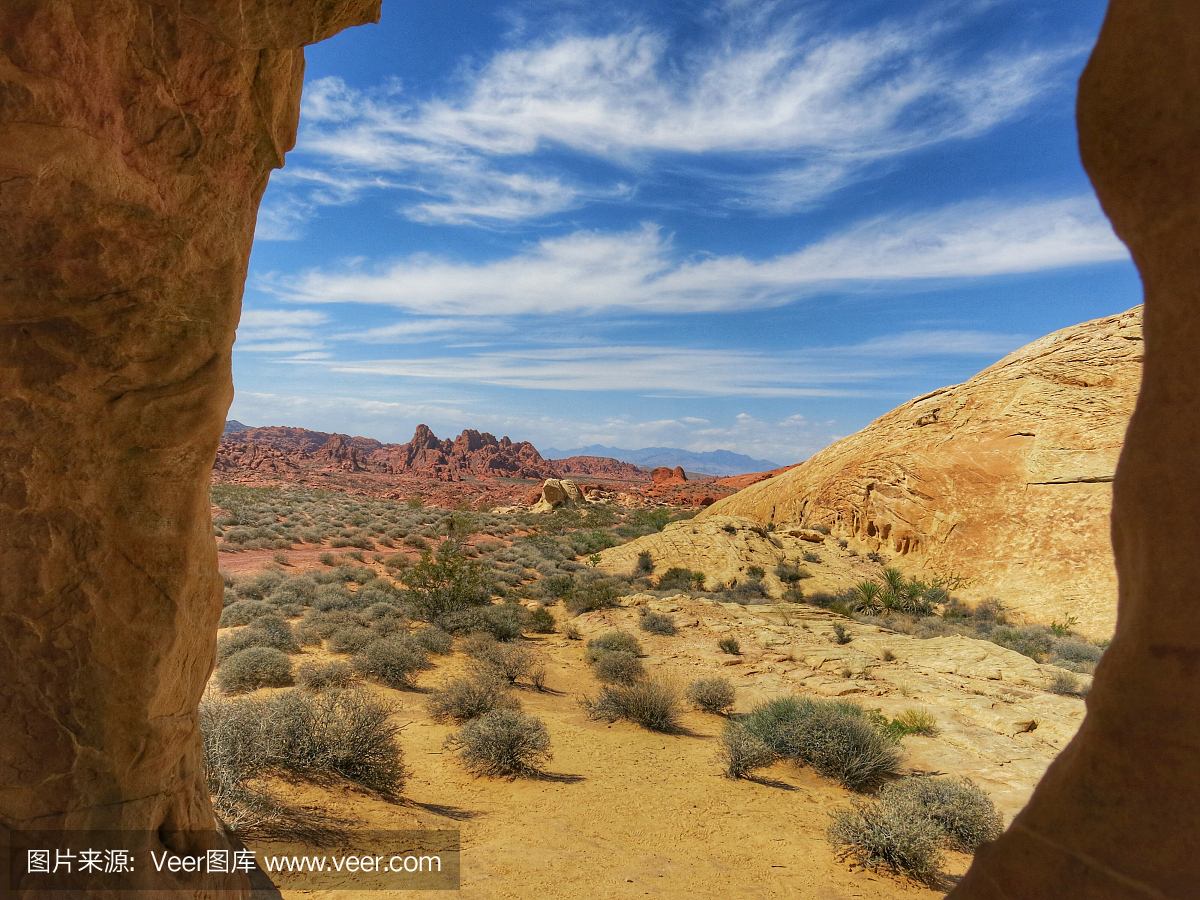 狂野的西部景观通过岩洞,内部华盛顿火灾谷