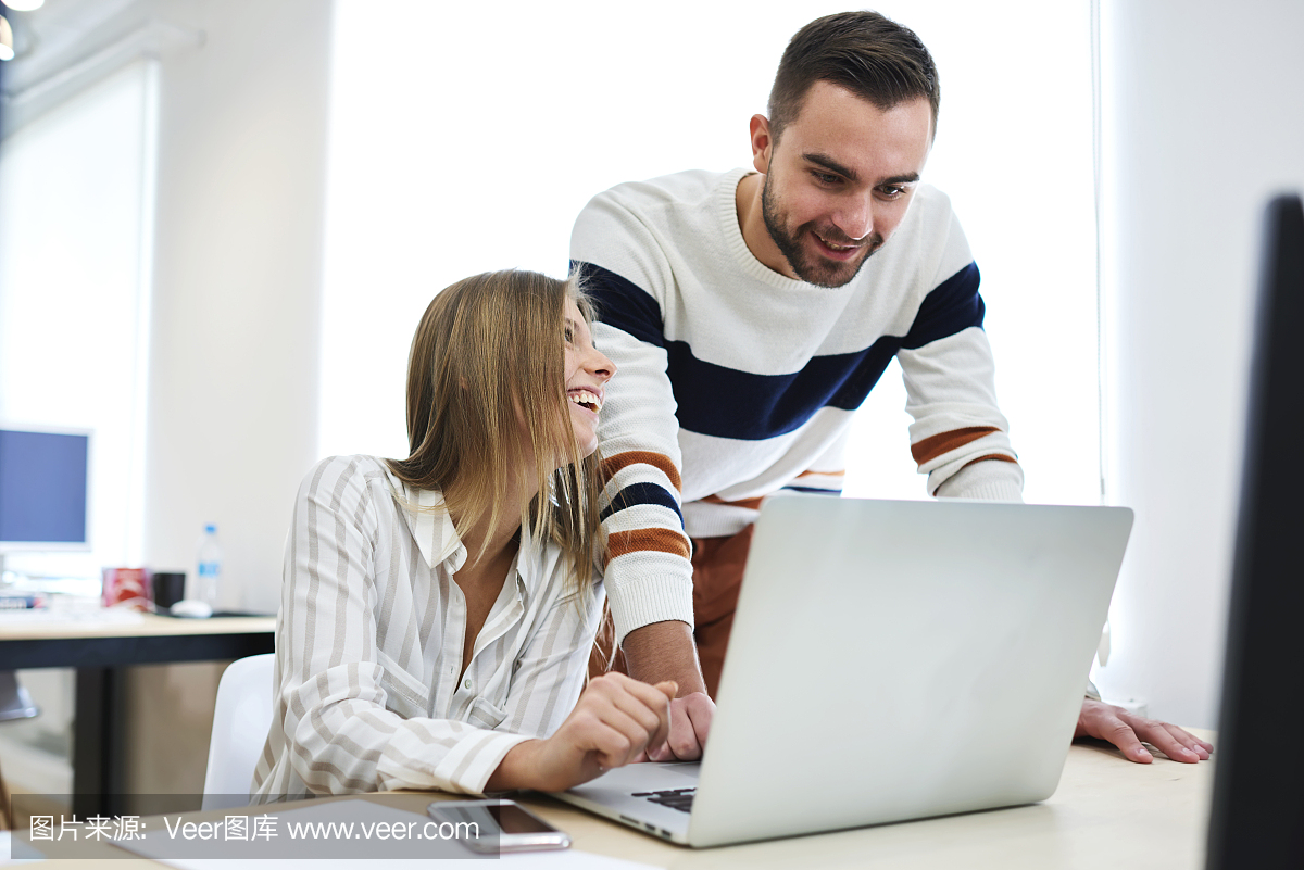 男性和女性同事自由职业者在工作日期间享受乐