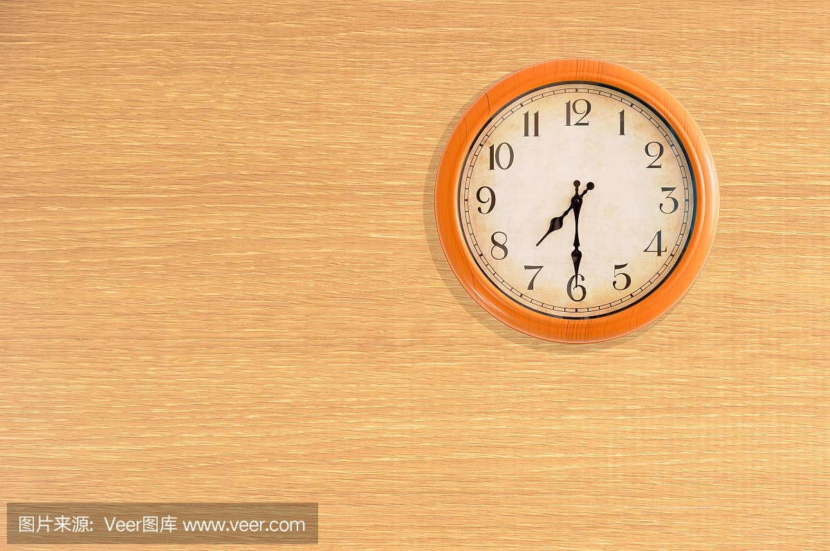 时钟显示在木墙上的七点半