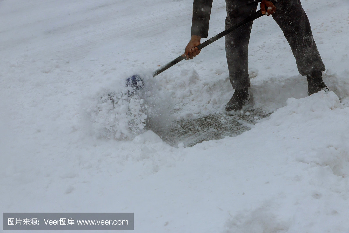 冬季工人从道路上扫雪,从暴风雪中清扫道路。