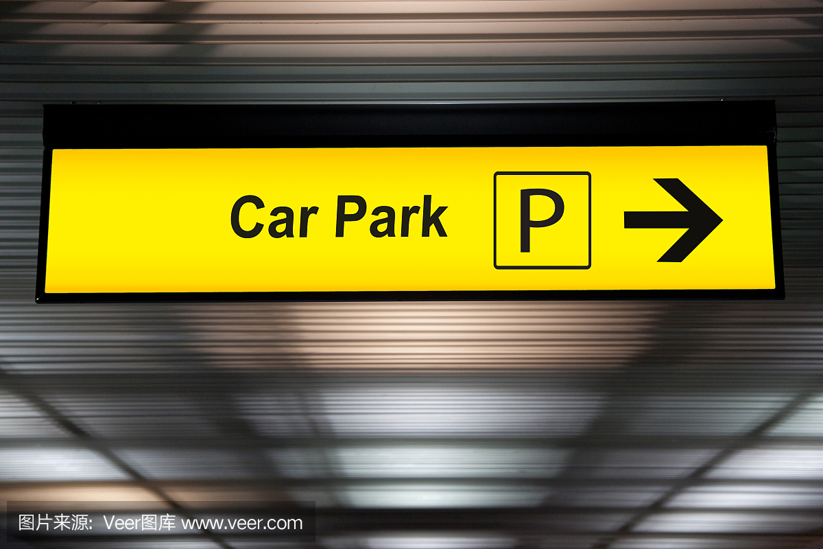 与指向汽车停车区的箭头的黄色停车场标志在机