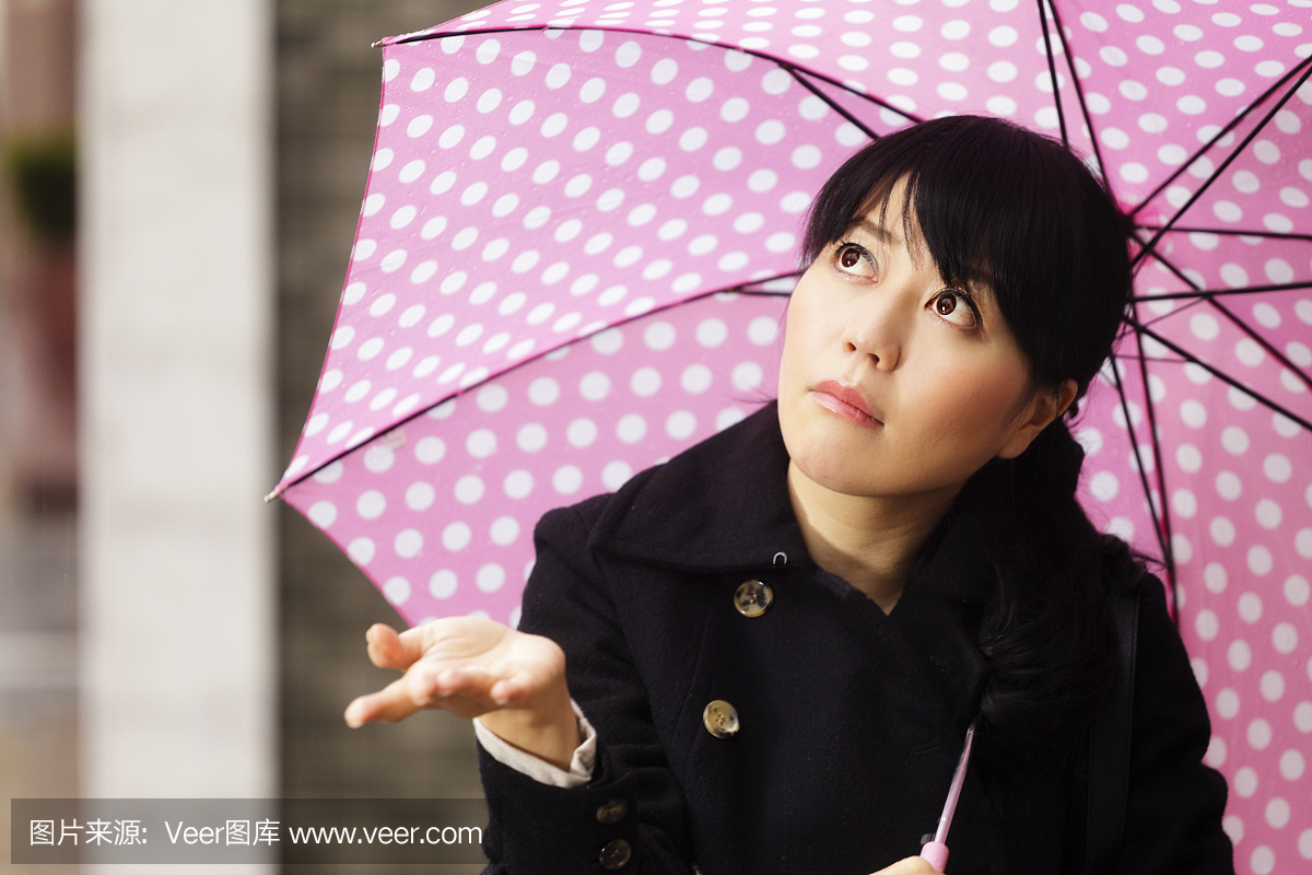 日本女子检查雨